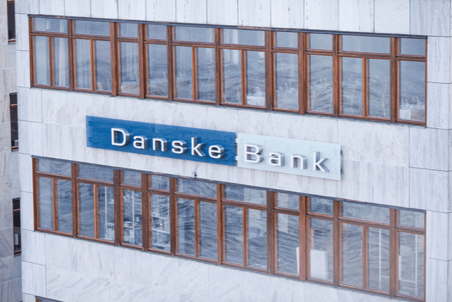 Danske Banks logga på kontorsbyggnad