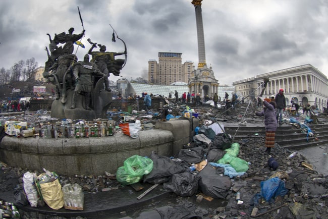Massor med sopor på Torget i Kiev efter protesterna 2014