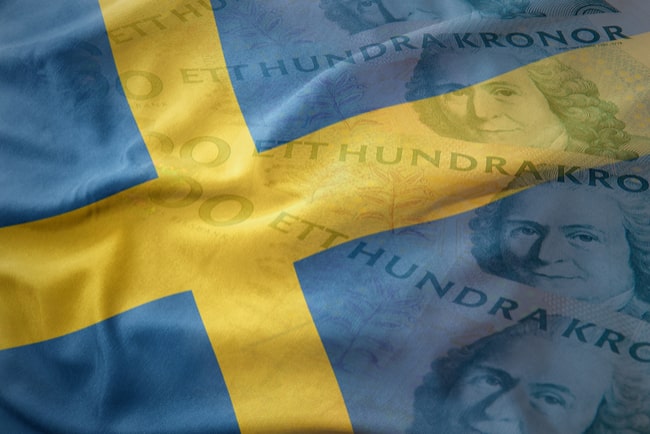 svensk-flagga-med-sedlar-i-bakgrunden