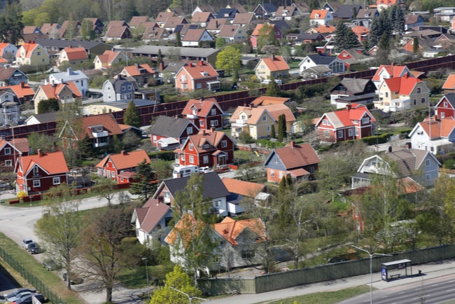 Vy över villaområde i en mellanstor stad i Sverige.
