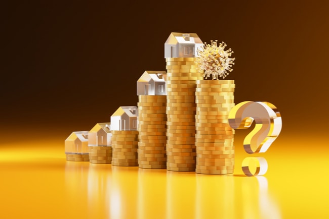 Guldfärgade myntstaplar med miniatyrhus på toppen växer och visar en ökande trend. Men minskar för att visa att bostadspriserna faller.