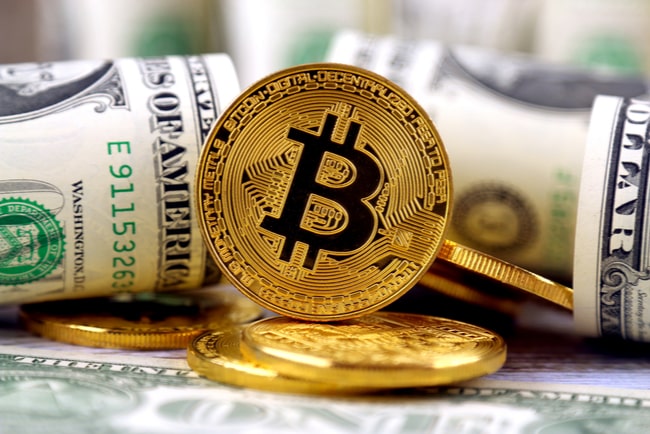 Bitcoinmynt framför sedlar.