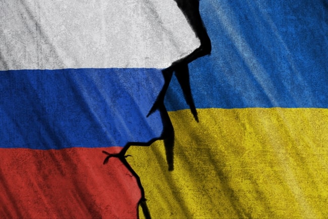 Rysslands och Ukrainas flaga med en spricka mellan sig.