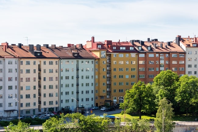 Vy över lägenheter på lilla essingen i stockholm.