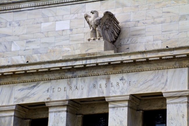 Närbild på Federal Reserve-byggnaden.